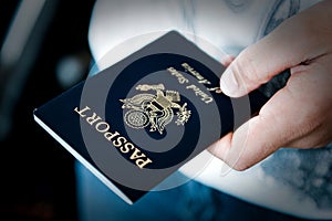 Pasaporte en la mano 