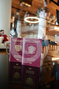 Pasaportes sobre el viajar. viajar diseno. dos pasaportes es un sobre el mesa es un listo en sala de 
