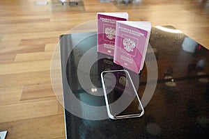 Pasaportes sobre el viajar. viajar diseno. dos pasaportes es un sobre el mesa es un listo en sala de 