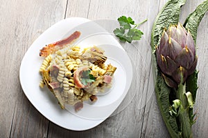 Pasta with artichoke cream and bacon