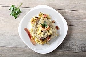 Pasta with artichoke cream and bacon