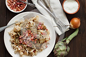 Pasta with artichokes and bacon