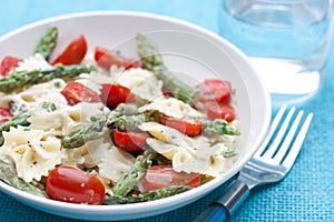 Pasta with asparagus and tomatoes