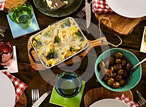 Brócoli a queso en comida sobre el mesa 