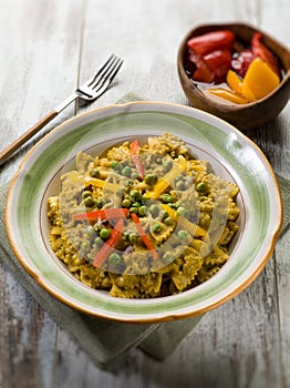 Pasta with capsicum and peas