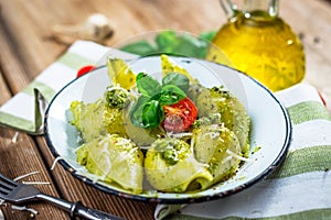 Pasta conchiglie con pesto genovese