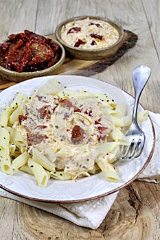 Pasta with cream sauce and sun-dried tomatoes