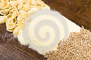 Grano cereali un farina sul di legno tavolo 