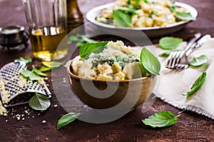 Pasta galletti with peas