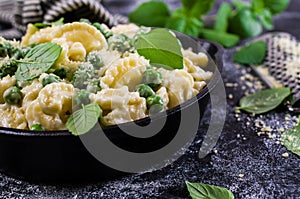 Pasta galletti with peas