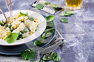 Pasta galletti with peas