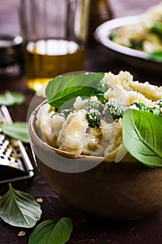 Pasta galletti with peas