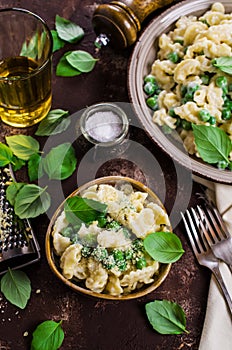 Pasta galletti with peas