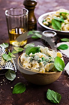 Pasta galletti with peas