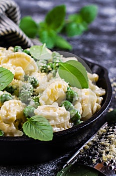 Pasta galletti with peas