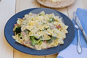 Pasta with ham, broccoli and cheese