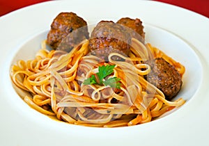 Pasta Linguine with meatballs and tomato sauce