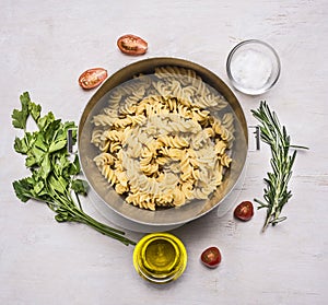 Padella cucinando salutare negozio di alimentari erbe aromatiche un verdure sul di legno rurale 