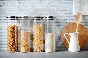  , cereali fagioli trasparente bicchiere tazze sul la cucina lavello sciupare la cucina pasto magazzinaggio la cucina 
