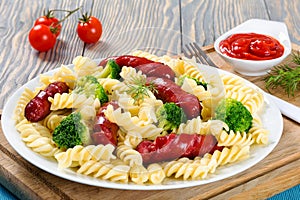 Pasta salad with broccoli and grilled sausages, close-up