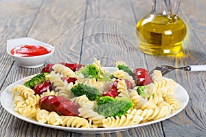 Pasta salad with broccoli and grilled sausages, macro