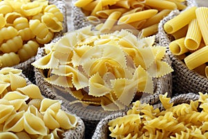 pasta secca italiana farfalle in primo piano photo