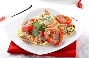 Pasta with shrimp, fresh tomatoes and parsley