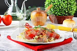 Pasta with shrimp, fresh tomatoes and parsley