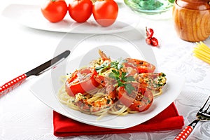 Pasta with shrimp, fresh tomatoes and parsley
