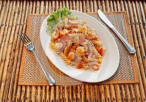 Pasta with shrimp and tomato
