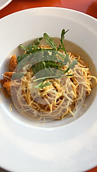 Pasta with shrimp, tomatoes and arugula