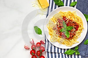 Cestoviny špagety na biely doska na kuchyňa uterák cez biely stôl. zdravý jedlo. 