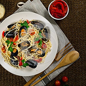 Pasta Spaghetti with Mussels and Tomatoes