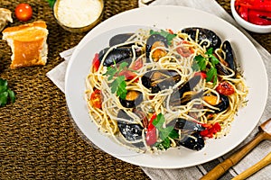 Pasta Spaghetti with Mussels and Tomatoes