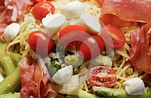 Pasta with tomatoes, asparagus and ham