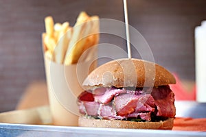 Pastrami sandwich served with potato chips