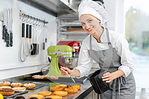 Pastry chef glazing little cakes