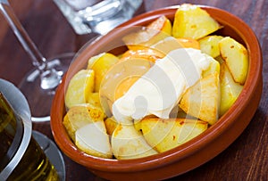 Patatas bravas in clayware