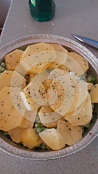 Patatas con guisantes cocidas