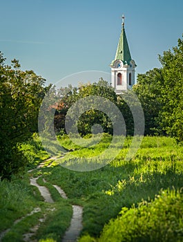 Path through grass and trees to church of Jedlesee