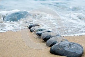 La strada. ciottolo. il mare 