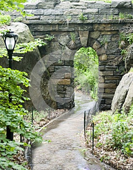 El camino a través de piedra arco 