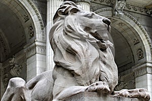 Patience, guarding New York\'s public library