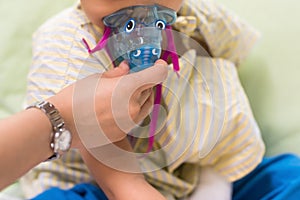 Patient child inhalation by mask, RSV