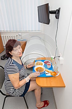The patient of the clinic dines in the hospital room