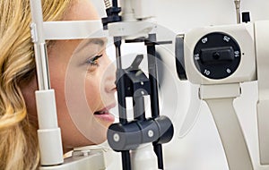 Patient determines eye diopter in eye clinic