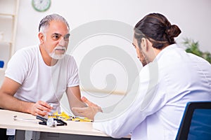 Patient suffering from diabetes visiting doctor