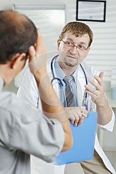 Patient telling symptoms to doctor