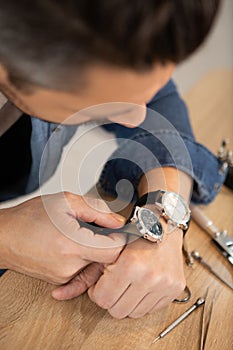patient watchmaker compare time on two watch