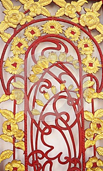 Pattern on metallic gate